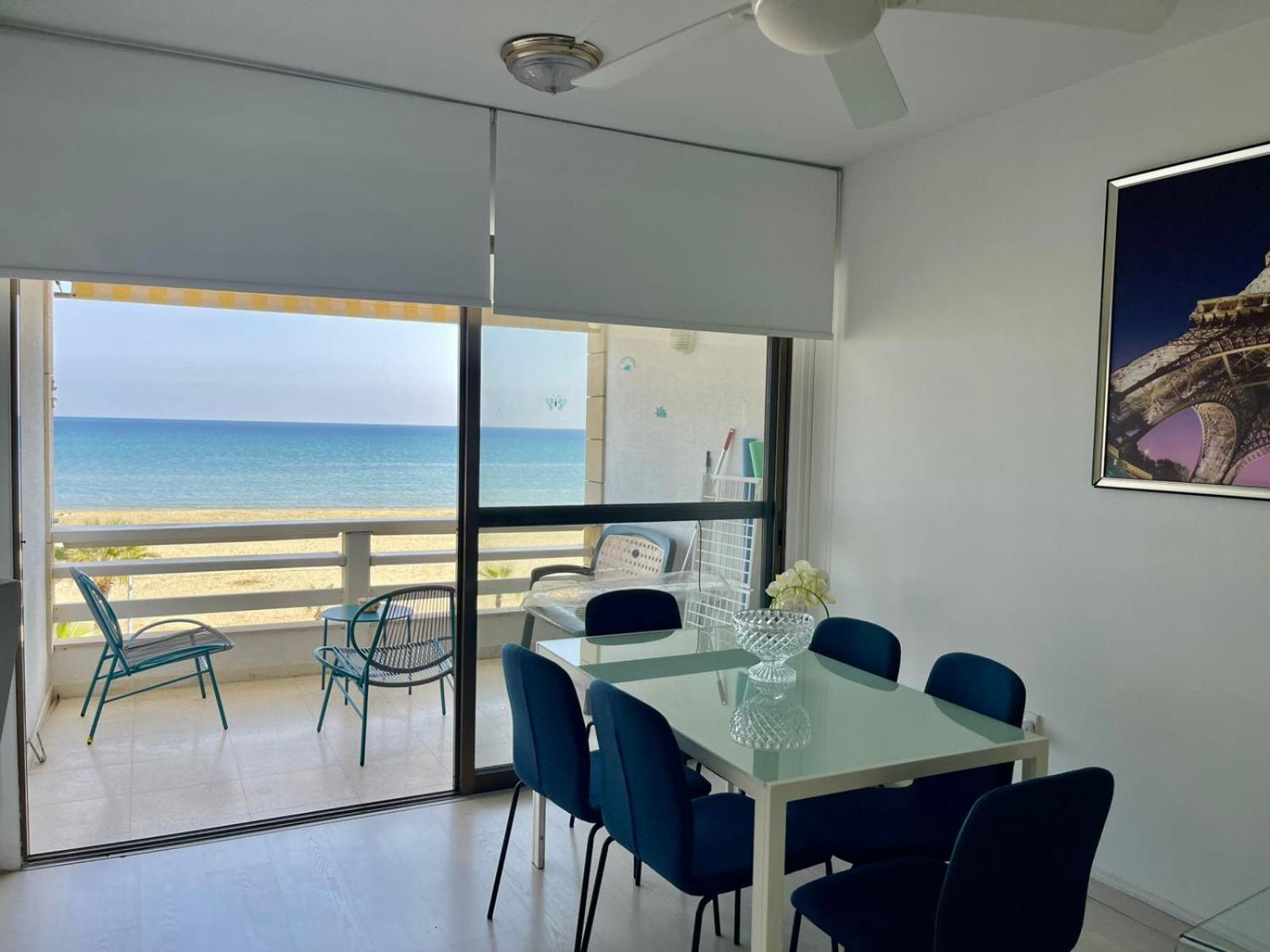 Sea View Suite In Makenzy Larnaca Bagian luar foto
