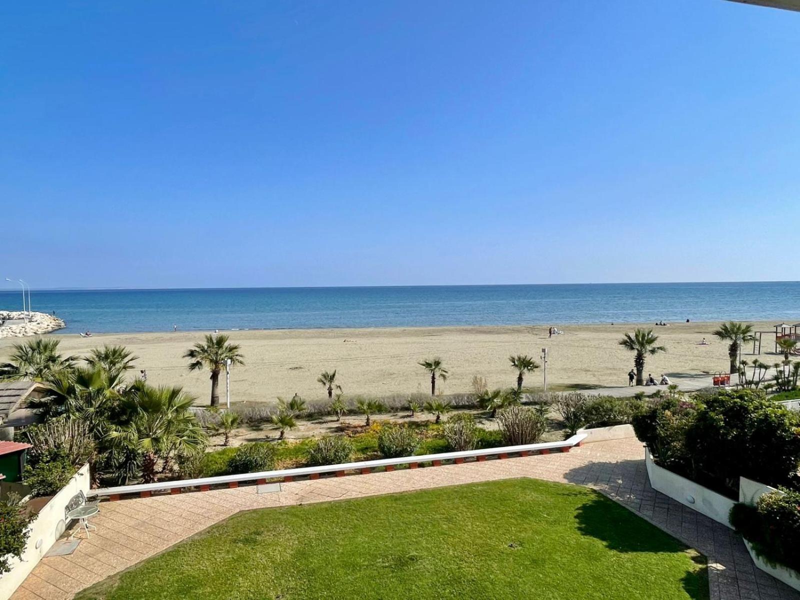 Sea View Suite In Makenzy Larnaca Bagian luar foto
