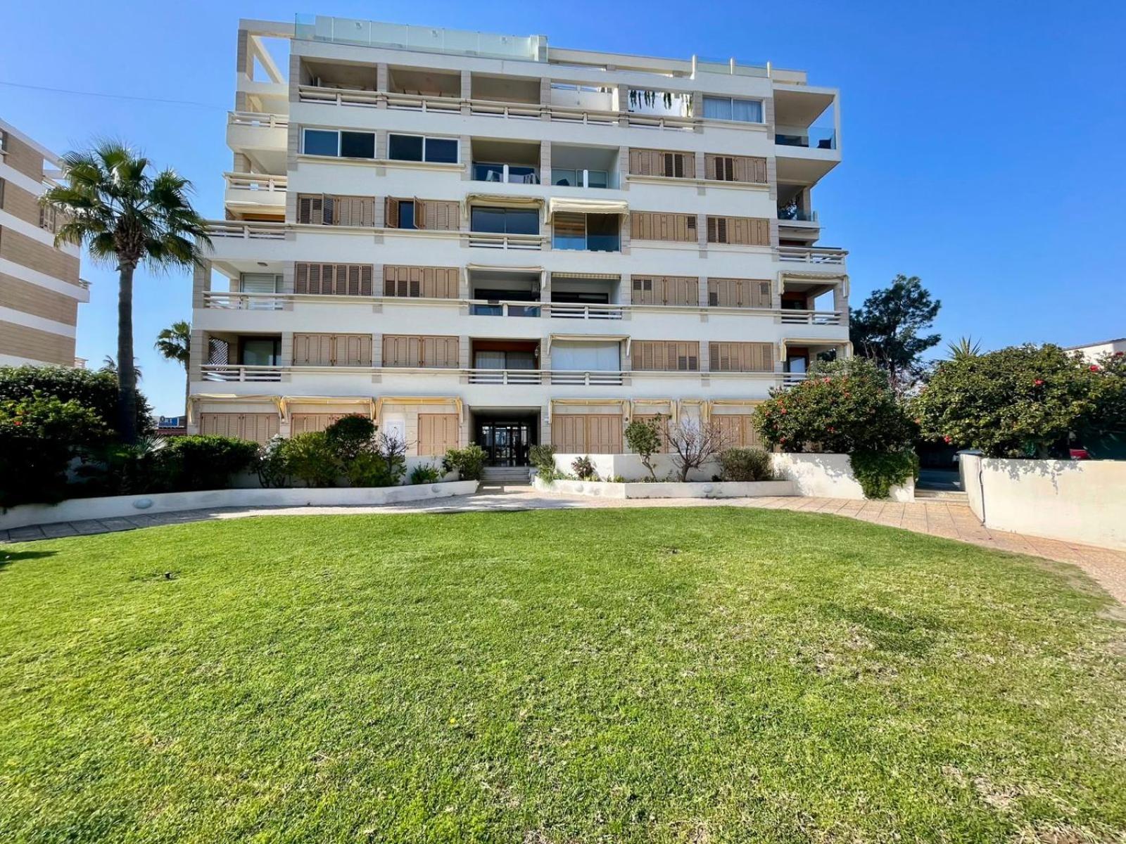 Sea View Suite In Makenzy Larnaca Bagian luar foto