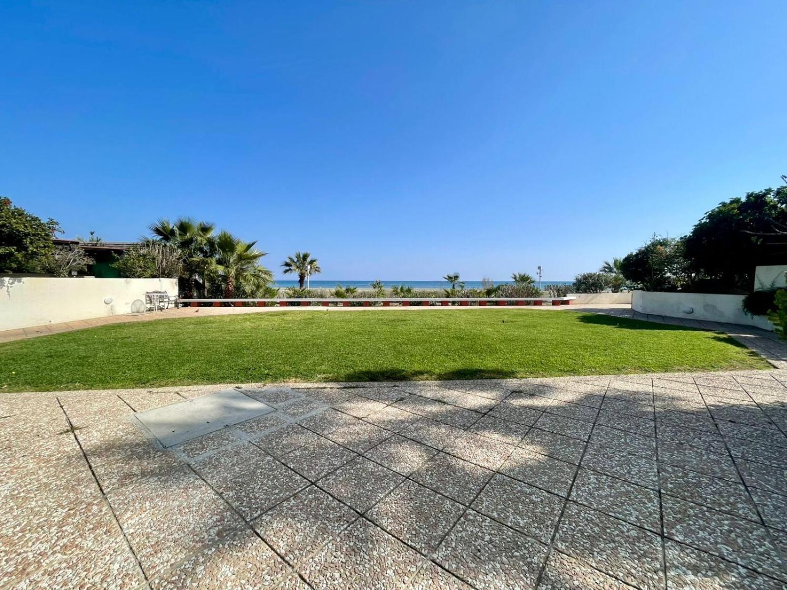 Sea View Suite In Makenzy Larnaca Bagian luar foto