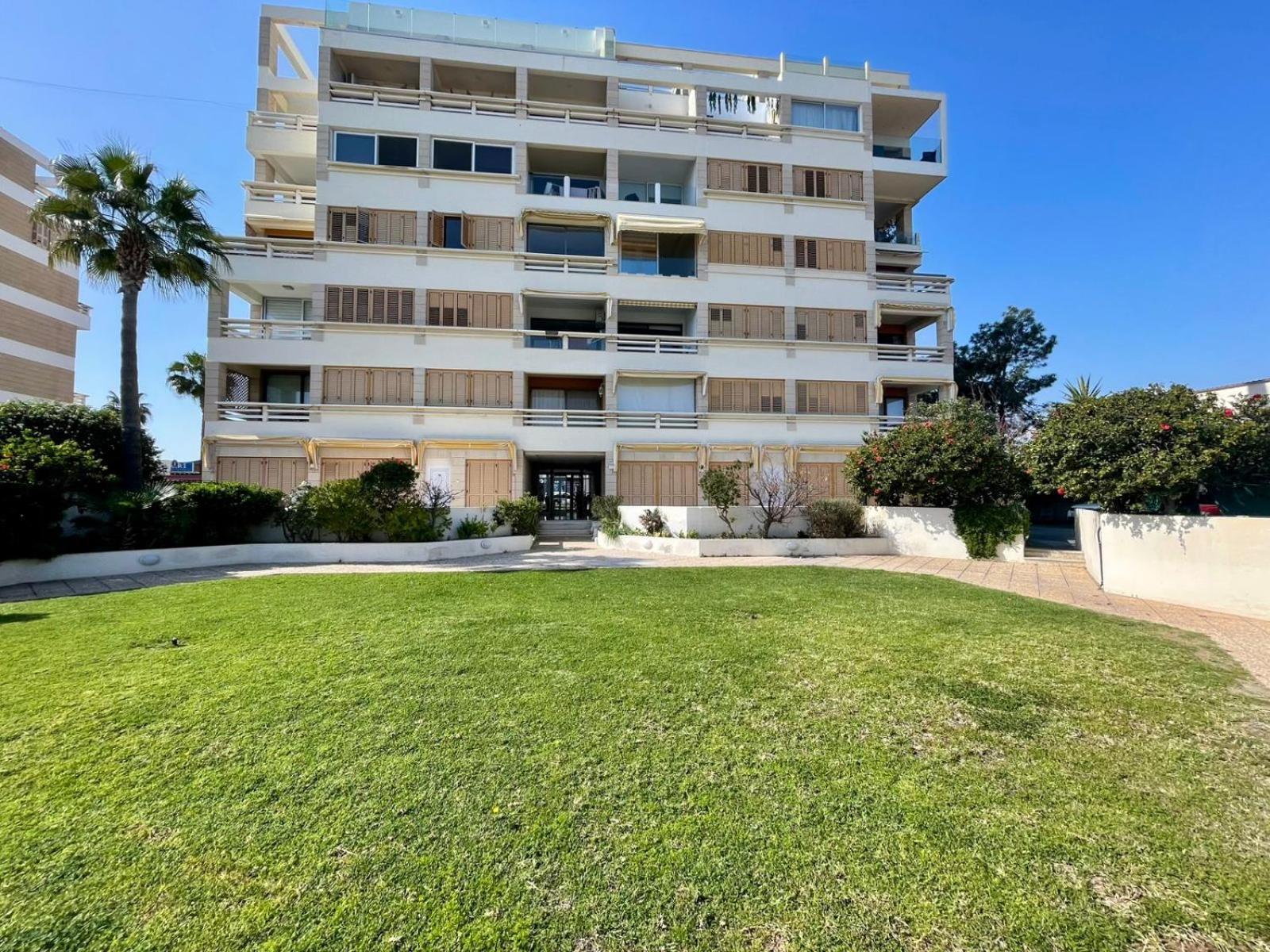 Sea View Suite In Makenzy Larnaca Bagian luar foto